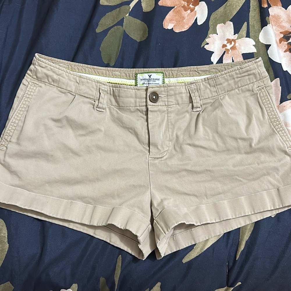 American Eagle khaki beige shorts size 6